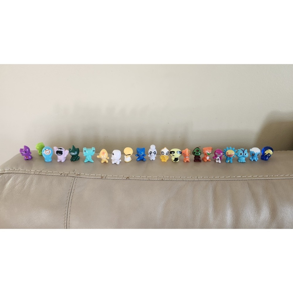 Mixed Lot of 21 Gogos Crazy Bones Miniature Figures